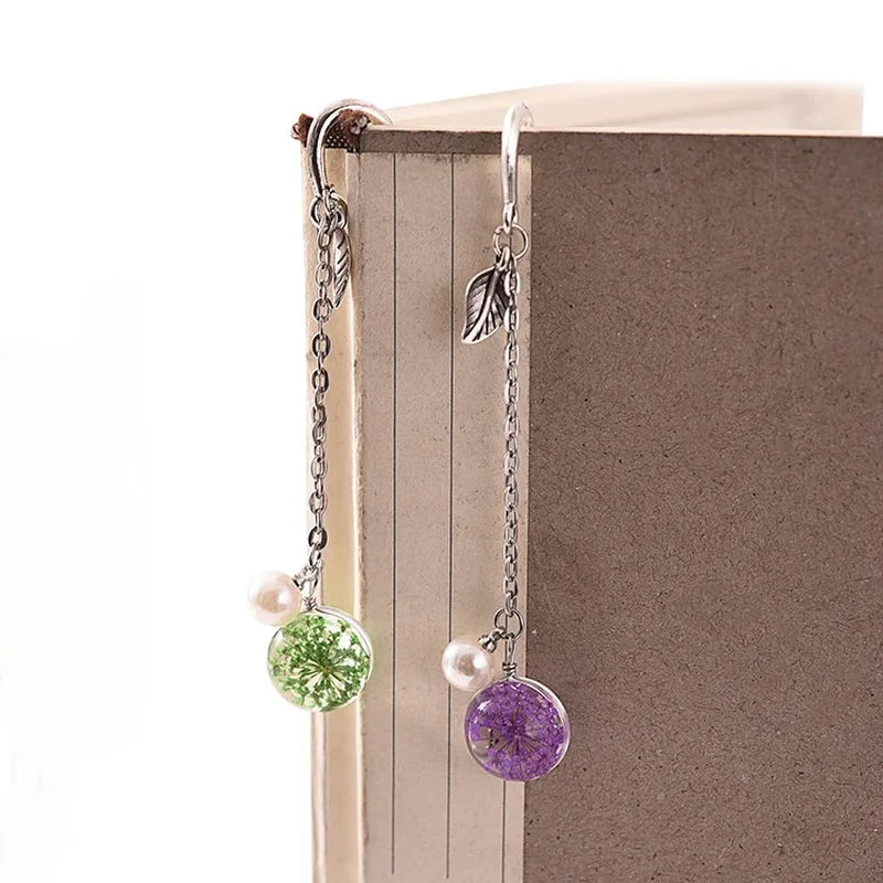 Creative Flower Specimens Bookmark Pendant Real Flower Design, Durable Metal, Elegant & Artistic Gift for Nature Lovers & Readers